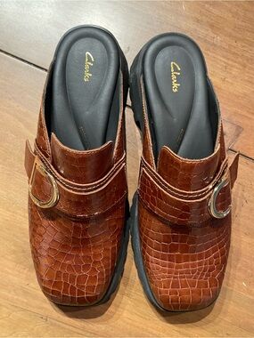 Clarks women ‘s Brown Croc-Embossed Slip-On Clogs with Gold Buckle